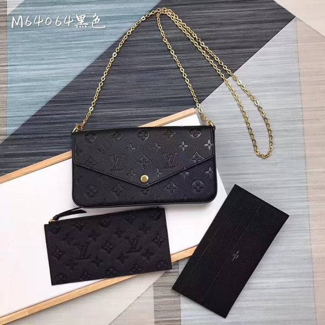 M64064 黑色 本款 Pochette Félicie 链条包为 Monogram Empreinte 皮革描绘 Monogram 印花，其信封式构型包含可