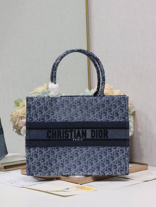 正品级，高版本 牛仔蓝d中号 Dior Book Tote 购物袋 这款book Tote手袋灵感来自女装创意总监玛丽亚 嘉茜娅 蔻丽 Maria Grazia