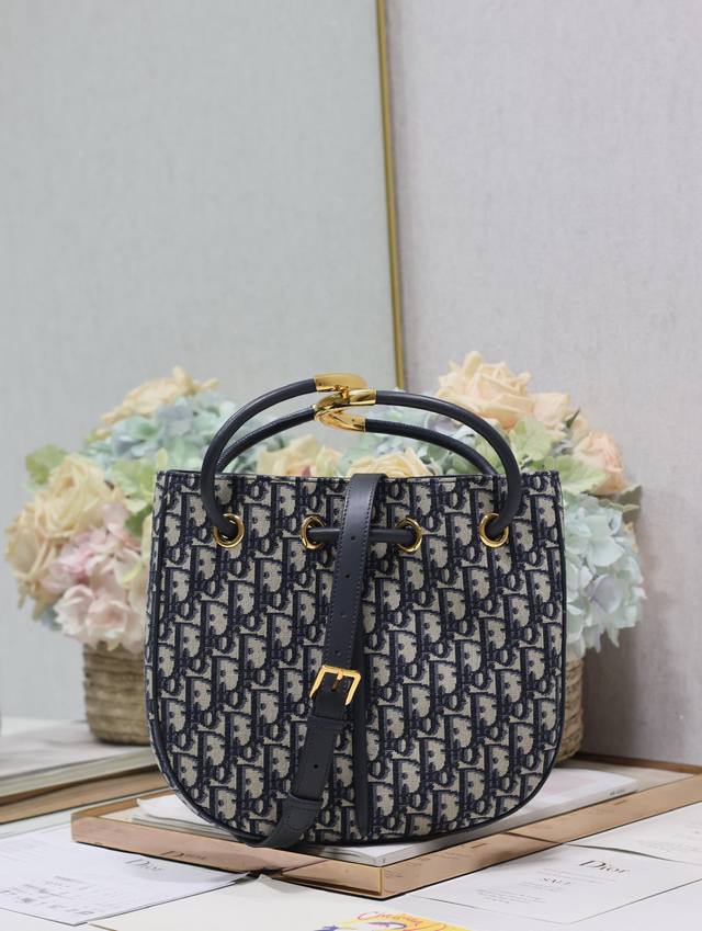 正品级，高版本 中号 Dior Nolita 手袋 蓝布 这款 Dior Nolita 手袋是二零二四秋季成衣系列新品，以时尚高雅的廓形重新诠释 Dior 的现