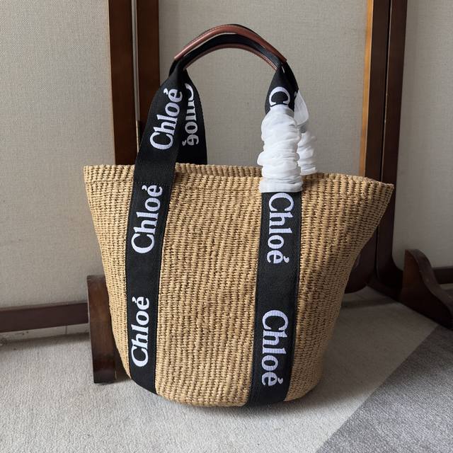 正品级 Chloe Large Woody Basket 其中大号woody提篮包饰有woody缎带，采用经典的提篮造型，以营造惬意的夏日氛围。可手提和肩背，菜