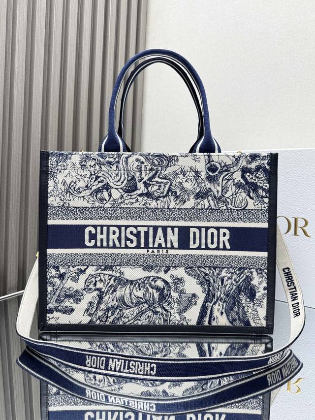 正品级，高版本 旧蓝虎刺绣拼皮配肩带 中号 Dior Book Tote 购物袋 这款book Tote手袋灵感来自女装创意总监玛丽亚 嘉茜娅 蔻丽 Maria