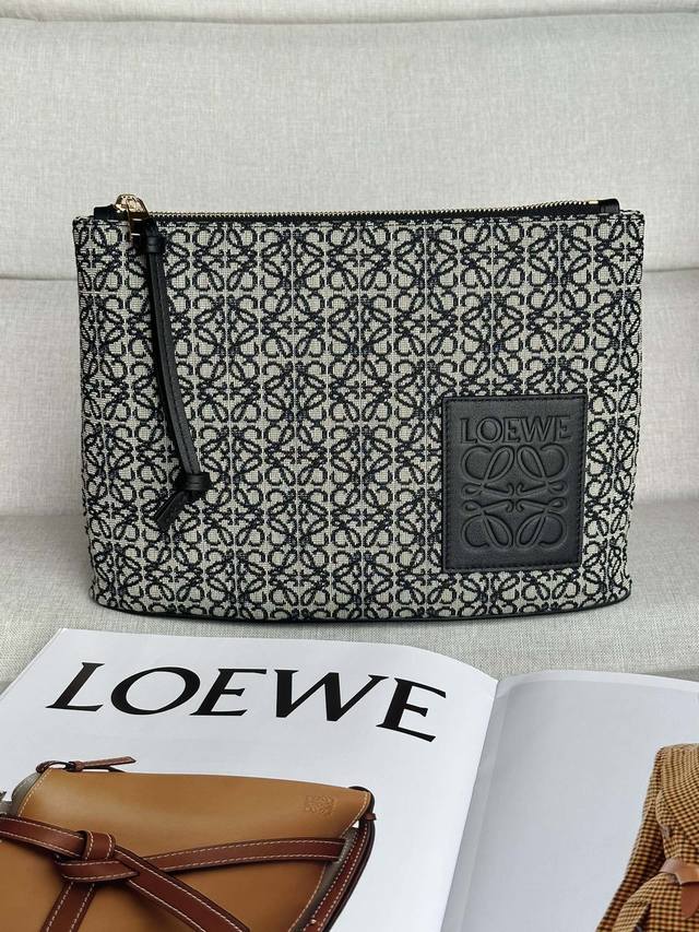 原厂皮 Loewe 提花织物和牛皮革长方形 Anagram 型号202 Anagram 提花棉和牛皮革顶部拉链小袋。 尺寸27-19-5Cm 拉链开合 牛皮革拉