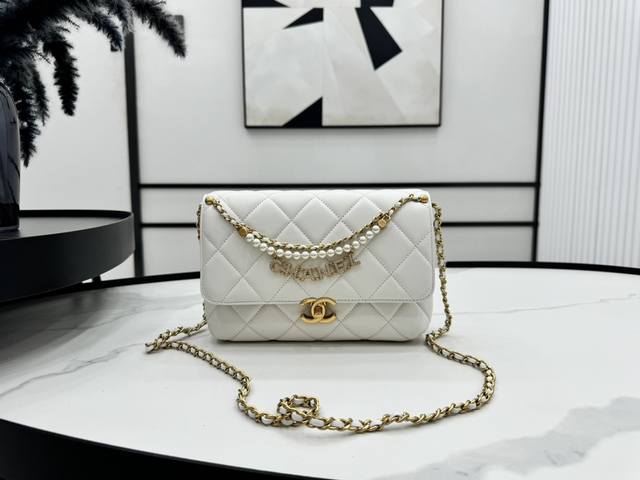 As5011 Chanel24A 今天上新啦咱们今天不吃冷饭炒，来看新款囊续看惯了那些回归的款式~于是被我抓到这一只胖子有皮穿链元素+珍+Chanel字母吊坠超