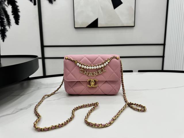 As4986 Chanel24A 今天上新啦咱们今天不吃冷饭炒，来看新款囊续看惯了那些回归的款式~于是被我抓到这一只胖子有皮穿链元素+珍+Chanel字母吊坠超