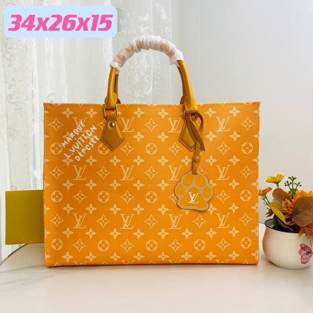 M44571，M40518 Onthego 中号手袋onthego 中号手袋将经典 Monogram 帆布与 Monogram Reverse 帆布分饰两侧，迥