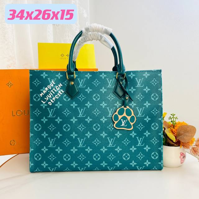 M44571，M40518 Onthego 中号手袋onthego 中号手袋将经典 Monogram 帆布与 Monogram Reverse 帆布分饰两侧，迥