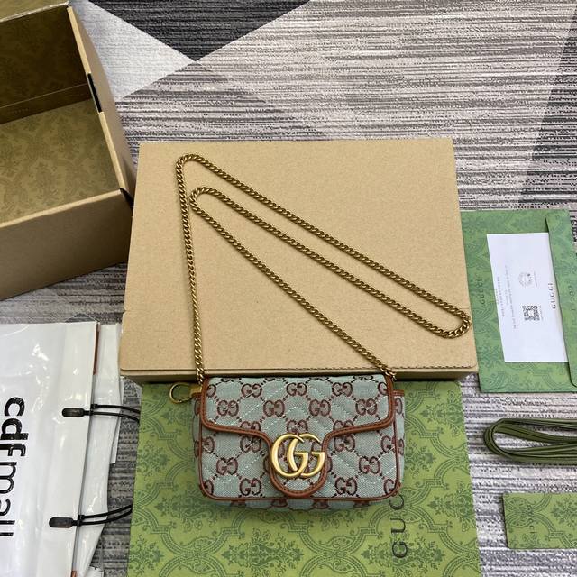 顶级原单 配全套包装 新品 Gg超迷你肩背包 这款单品出自gucci Lido系列，设计灵感源自意大利海岸的夏日风情和海滩俱乐部。全新系列小皮件灵动玩转活力配色