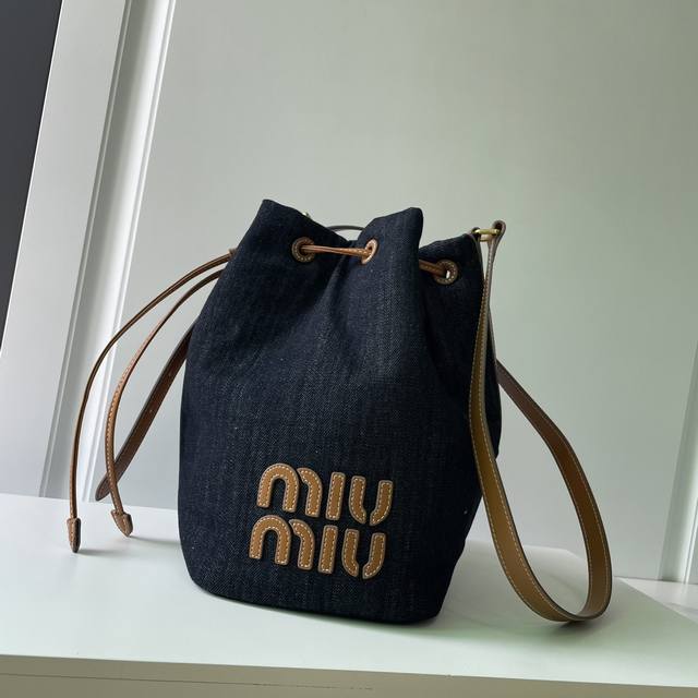 Miumiu 大号牛仔5Be089，Miu家新款牛仔水桶包，全新牛仔面料，延续上一季的慵懒和性感热潮，又一火爆款式，搭配顶级进口小牛皮，皮面细腻光滑柔软，上乘的