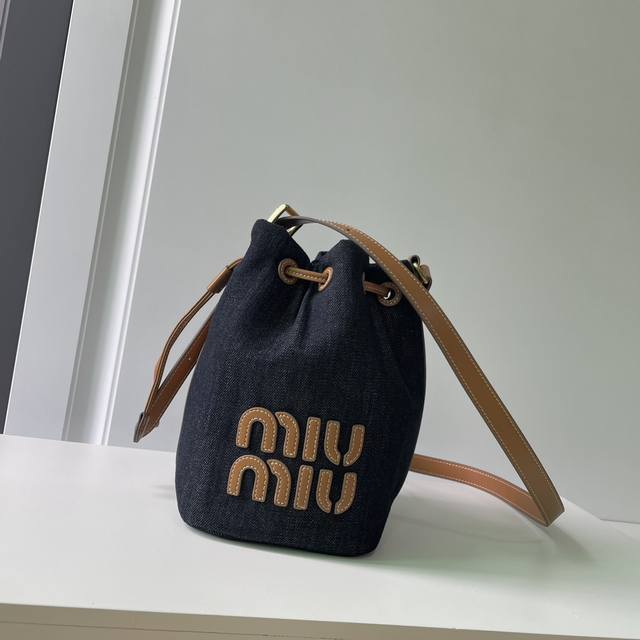 Miumiu 小号牛仔5Be090，Miu家新款牛仔水桶包，全新牛仔面料，延续上一季的慵懒和性感热潮，又一火爆款式，搭配顶级进口小牛皮，皮面细腻光滑柔软，上乘的