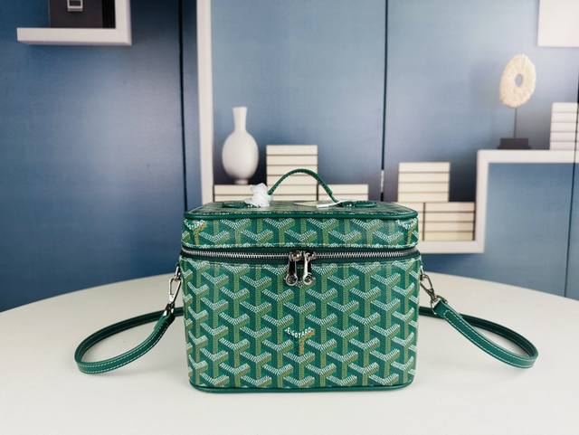 狗牙goyard高雅德新款戈雅化妆包 高雅德2021新款化妆包、Goyard Vanity Muse Bag 每个品牌都有属于他自己的化妆包、这款化妆包和其他相