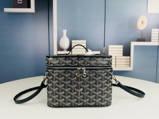 狗牙goyard高雅德新款戈雅化妆包 高雅德2021新款化妆包、Goyard Vanity Muse Bag 每个品牌都有属于他自己的化妆包、这款化妆包和其他相