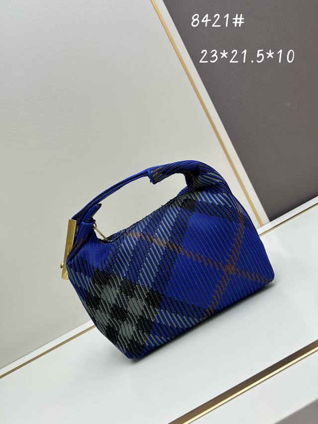 Burberry最新饭盒包 尺寸：21.5 X 10.5 X 23Cm 柔软立挺包款，于意大利针织打造，装饰 Burberry 格纹。质地轻盈，采用无内衬设计。