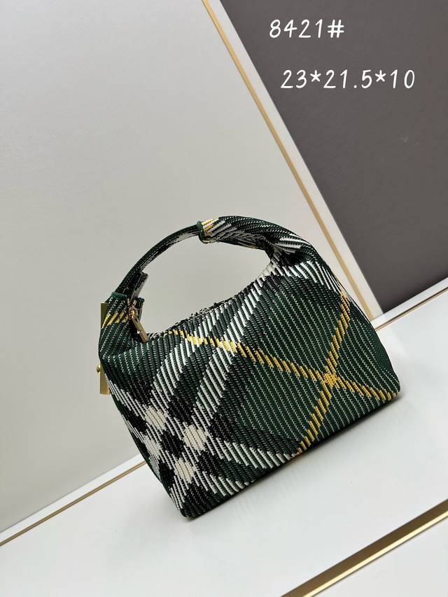 Burberry最新饭盒包 尺寸：21.5 X 10.5 X 23Cm 柔软立挺包款，于意大利针织打造，装饰 Burberry 格纹。质地轻盈，采用无内衬设计。