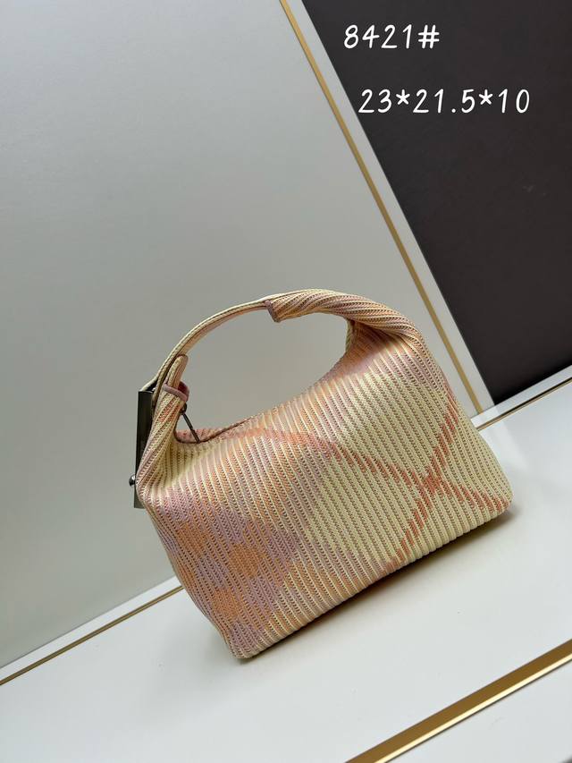 Burberry最新饭盒包 尺寸：21.5 X 10.5 X 23Cm 柔软立挺包款，于意大利针织打造，装饰 Burberry 格纹。质地轻盈，采用无内衬设计。