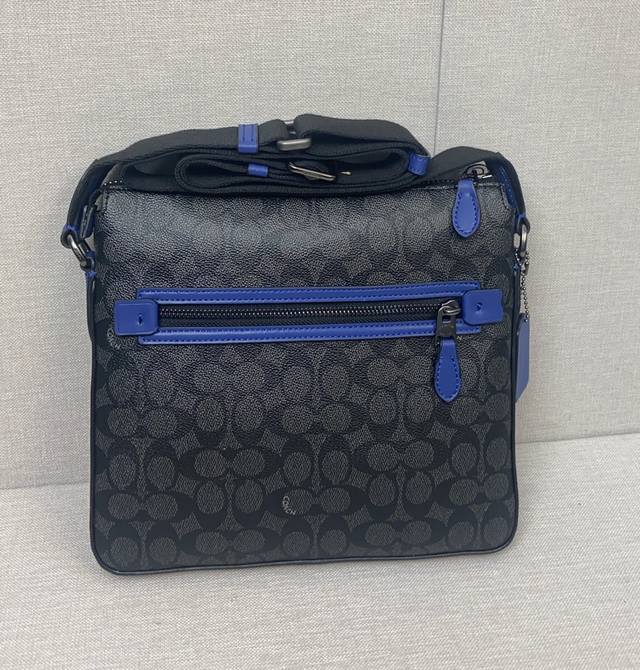 Coach 新款cr747 经典标志gotham文件包 内置多功能袋 顶部拉链开合，织物衬里外置拉链袋 垂直长度55Cm可调节肩带，可肩背或斜挎26.5Cm 长