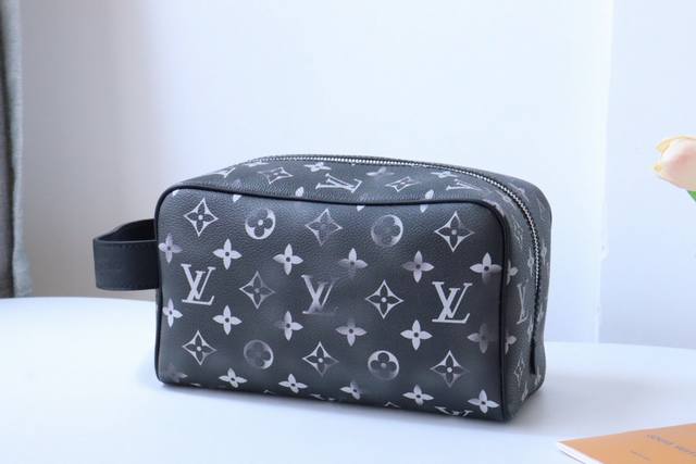 顶级原单，M11670黑色 本款 Locker Dopp Kit 盥洗袋取材 Monogram 帆布，融汇当代潮流和典雅格调。紧凑构型内含充裕空间，轻松收纳日常