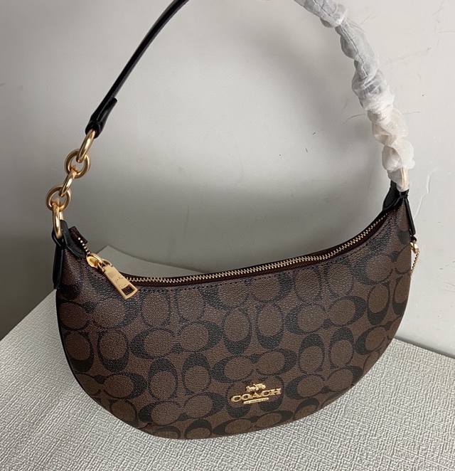 Coach1月新款 Payton 月亮包 Ce620 老花payton Hobo 月牙包，火爆全网的腋下包，可御姐可甜美 老花自带复古感 不会显老，出街不易撞包