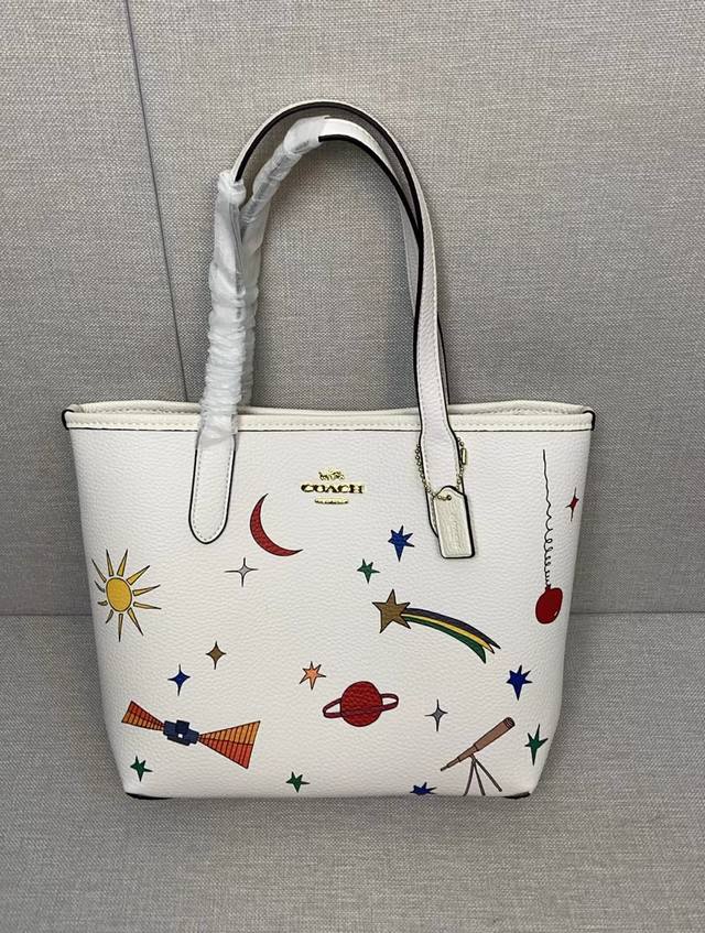 Coach Cu987 7月新品女包small City Tote 新款的遨游太空系列 满满的太空元素让我们回到儿时仰望星空时的 美好想象:飞船，太空，外星人