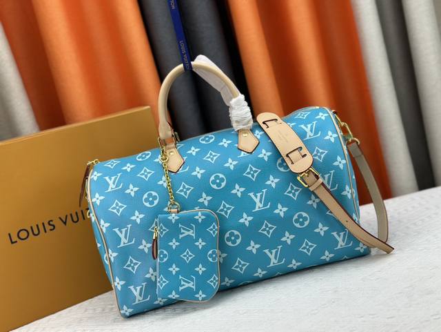 M24422 本款 Speedy P9 Bandoulière 40 Monogram Leather 手袋为柔软粒面牛皮革包裹羊皮革内衬，以丝印 Monogr