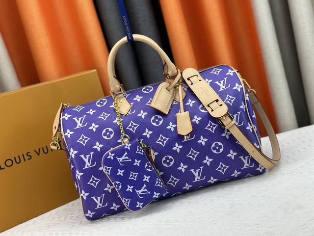 M24422 本款 Speedy P9 Bandoulière 40 Monogram Leather 手袋为柔软粒面牛皮革包裹羊皮革内衬，以丝印 Monogr