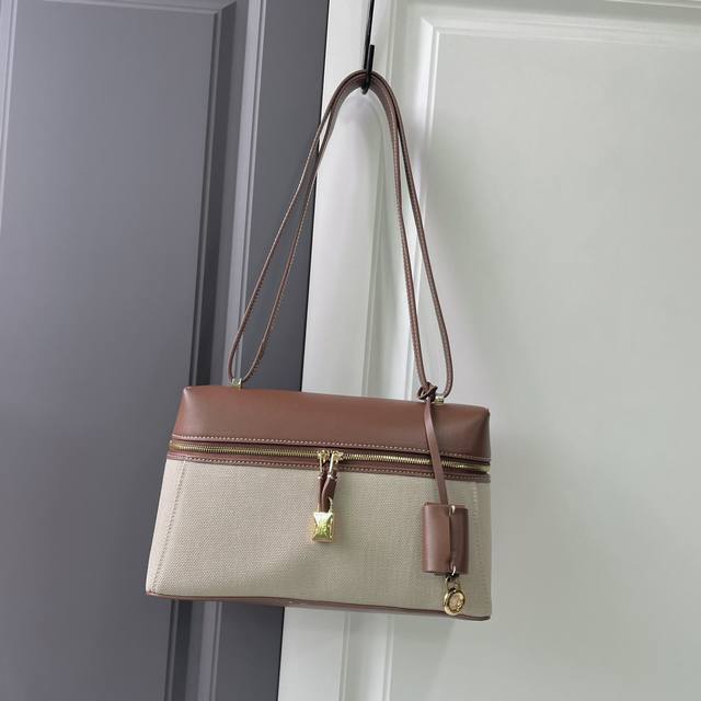 Loro Piana Extra Bag L27 亚林焦糖色 采用独特的棉质和亚麻混纺面料制成，加上细心雕琢的细节及缝线饰边，一改其前作的柔软折边结构。采用lo