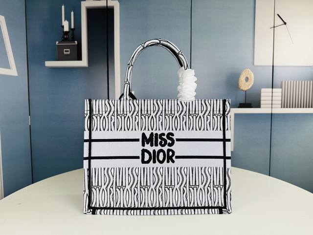 原单］刺绣中号 Di0R Book Tote 多数人消费奢侈品牌首先想到的是买实用型的经典款 但其实像dior这种合作艺术tote应该作为重点收藏复古风满满背上