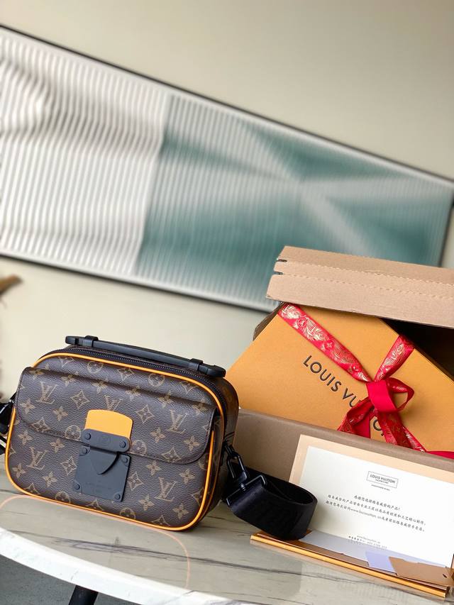 顶级原单 M46688 老花黄皮 本款 S Lock 邮差包由 Monogram Macassar 帆布制成，全新锁扣以 Georges Vuitton 于 1