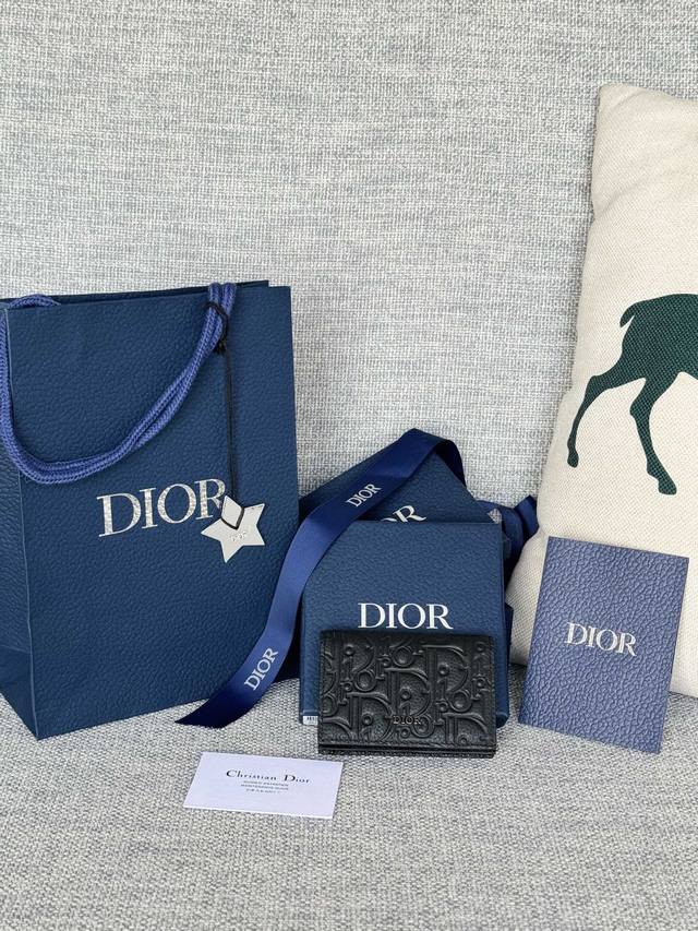 Dior Cd 马鞍名片夹尺寸：尺寸:10X6.8X1.2厘米 长x高x宽 可收纳银行卡 黑色压花小牛皮 编号:2Adch166Yks_H05E 编号：136