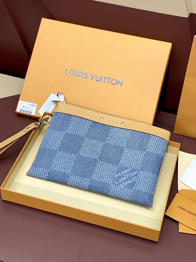 M81570 帆布！本款 Pochette To-Go 手拿包取材 Pharrell Williams 的 Damier Denim 3D 棉质帆布重绎品牌经典