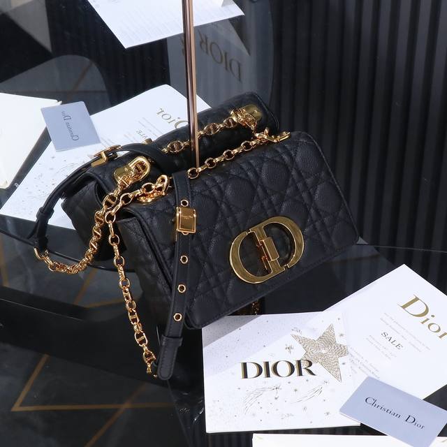 Dior Caro 原厂级别 黑色 小号手袋 M9241 迪奥新款链条包令人惊艳采用象牙色牛皮革精心制作 以标志性的藤格纹针脚打造绗缝细节 材质柔软，翻盖饰以复