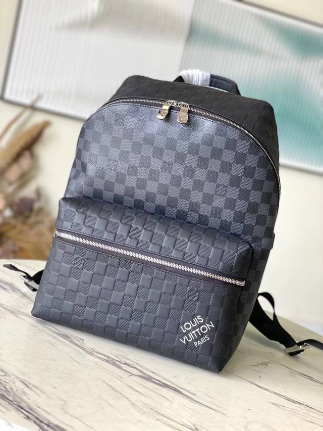 顶级原单 N40436 本款 Discovery 小号双肩包出自 Damier2 系列，拼合 Damier Infini 皮革和 Damier Graphite