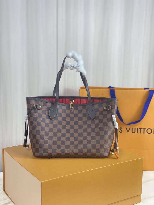 Neverfull 小号购物袋 M41359 Neverfull 小号手提包造型挺括，设计经典，是一款气质典雅的都市手袋。 而其宽敞的包内容量亦使这款经典手袋成