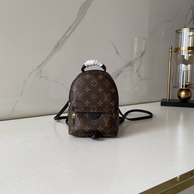 新版 M44873 Monogram Backpack Mini 双肩包nicolas Ghesquière赋予此款背包惊人的风格变化，将一件朴素的日用品变为一