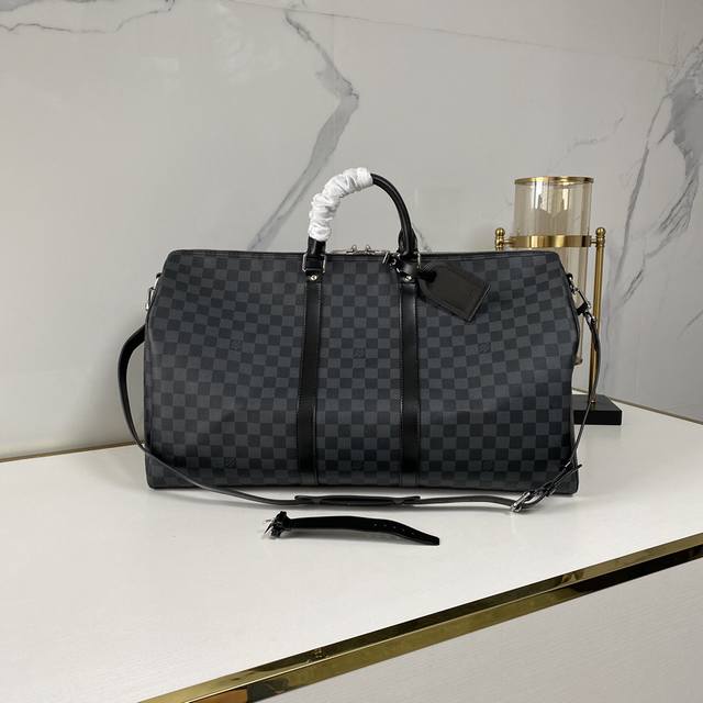 Keepall 55 旅行袋 N41413 Keepall是路易威登旅行袋系列中的经典。这个中号keepall以monogram帆布为袋身，容量宽敞，配以可拆卸