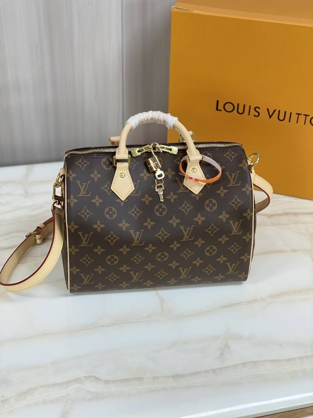 经典 实拍m41112 精品 以标志性 Damier Ebène 帆布制成的 Speedy30 1930专门为旅行者设计 手袋尽显经典的路易威登迷人魅力。 该包