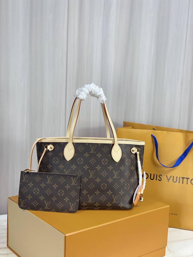 Neverfull 小号购物袋 M41245杏里 Neverfull 小号手提包造型挺括，设计经典，是一款气质典雅的都市手袋。 而其宽敞的包内容量亦使这款经典手