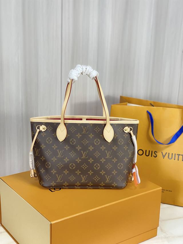 Neverfull 小号购物袋 M41000红色 Neverfull 小号手提包造型挺括，设计经典，是一款气质典雅的都市手袋。 而其宽敞的包内容量亦使这款经典手