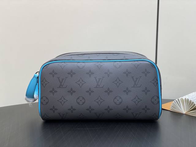 台湾版 M11482蓝色 洗漱包系列 当季新款 Dopp Kit 盥洗袋 M44494 本款 Dopp Kit 盥洗袋取材 Monogram Eclipse R