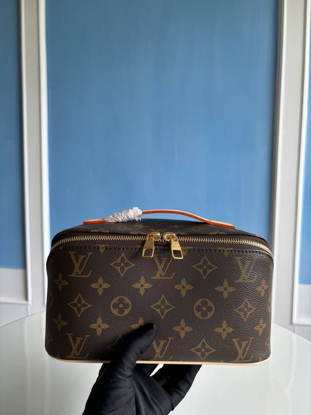 顶级原单 M11750Toiletry Bag 2 Compartments 盥洗袋取材 Monogram 涂层帆布和可水洗织物内衬，以双拉链广口设计开启风琴内