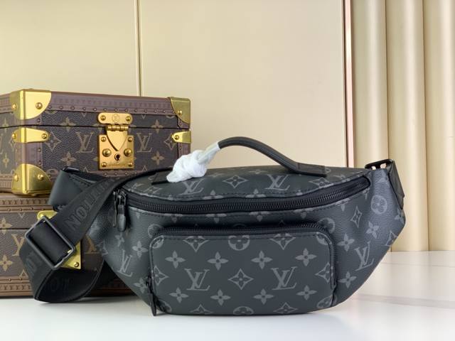 顶级原单复刻独家实拍 Rush Bumbag 腰包 M47058 黑花 由monogram Shadow制成。功能齐全，易于佩戴，它有一个前拉链口袋，可以快速取