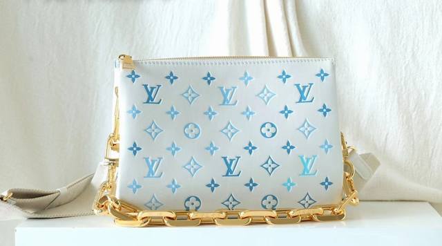 顶级原单 独家实拍 本款 M11225 Coussin 小号手袋出自 Lv By The Pool 系列，以 Monogram 压纹羊皮革展现水彩效果monog