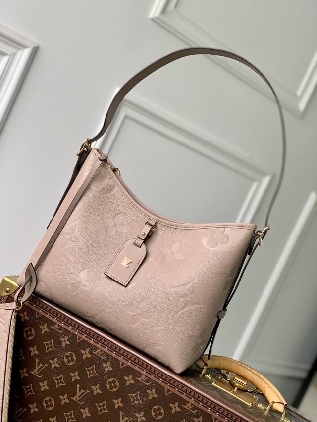 款号：M46293大象灰色 特惠 Carryall 小号手袋取材 Monogram Empreinte 压纹皮革，充裕构型设有齐整内层，大号内袋再添功能元素。搭