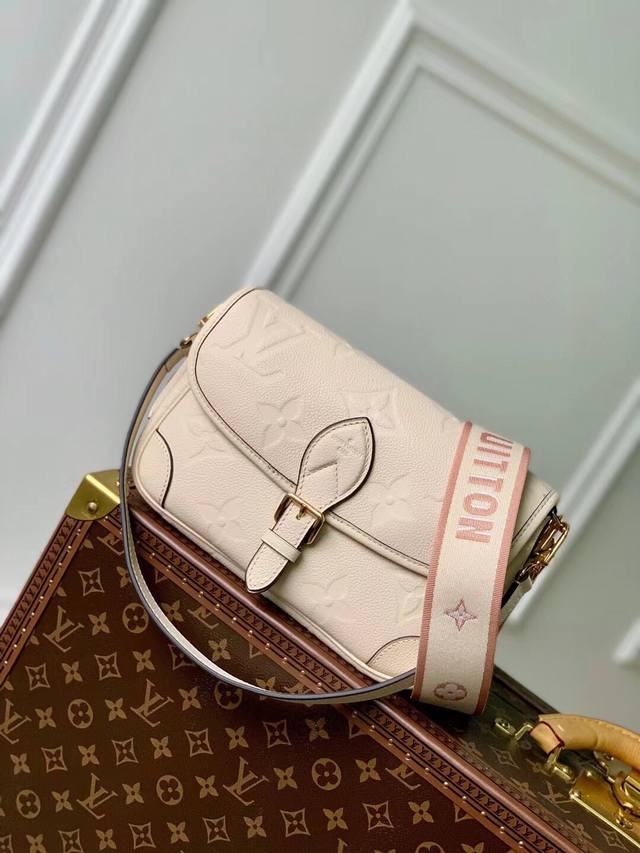 M46388白 特惠 本款 Diane 手袋取材路易威登经典 Monogram Empreinte 压纹皮革，将品牌标识织入可拆卸宽幅提花肩带，在可拆卸皮革肩背