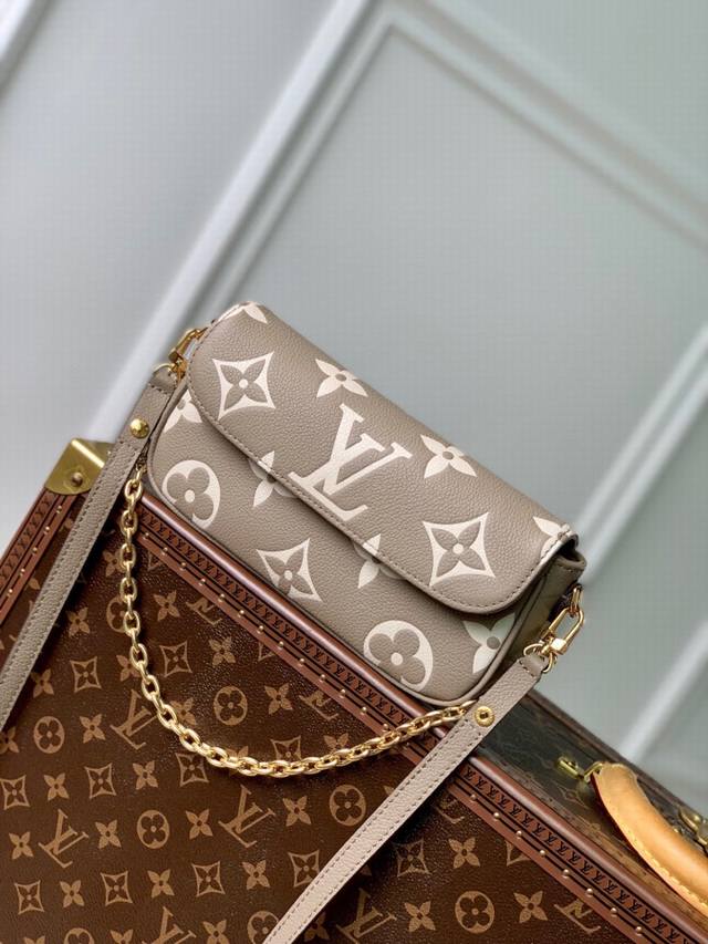 M82211 特惠 Wallet On Chain Ivy 手袋于 Monogram Empreinte 粒面皮革表面压印大号 Monogram 图案，为日常出