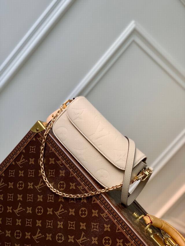 M82210白 特惠 Wallet On Chain Ivy 手袋于 Monogram Empreinte 粒面皮革表面压印大号 Monogram 图案，为日常