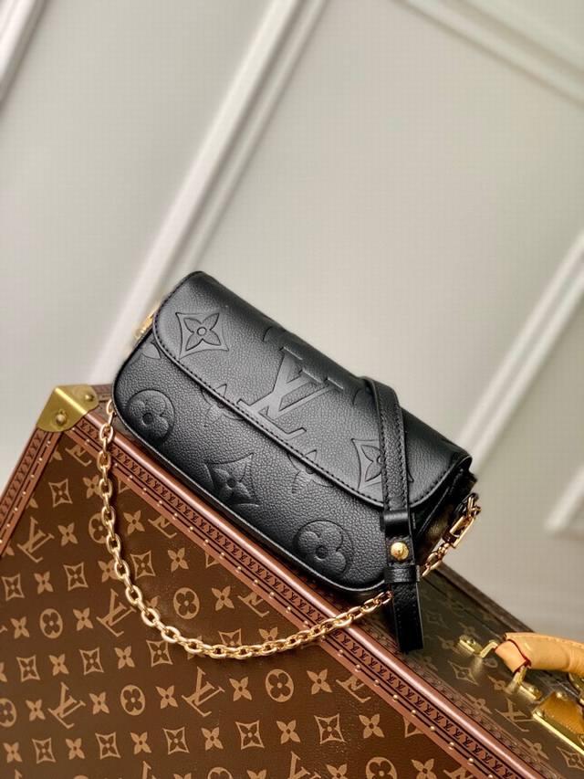 M82210黑 特惠 Wallet On Chain Ivy 手袋于 Monogram Empreinte 粒面皮革表面压印大号 Monogram 图案，为日常