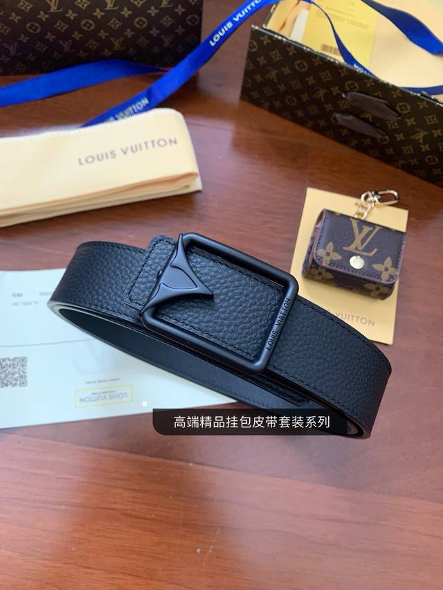 高品质原单精品，Lv路易威登新款皮带耳机包套装系列，耳机挂包 可装airpods耳机，零钱包 正版开模，搭配纳米电镀三层间色纯钢扣，宽度3.5 Cm，配正版老花