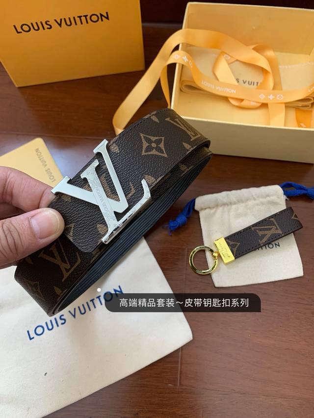 高品质原单精品，Lv家新款皮带老花钥匙扣套装系列，正版开模，搭配纳米电镀纯钢扣，宽度4.0Cm，配正版包装，高端品质进口原厂皮料，高清实拍大图 ，保质保量