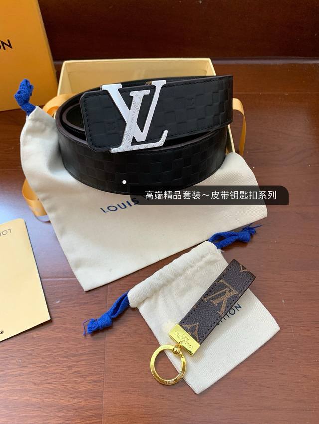 高品质原单精品，Lv路易威登新款皮带老花钥匙扣套装系列，正版开模，搭配纳米电镀纯钢扣，宽度4.0Cm，配正版包装，高端品质进口原厂皮料，高清实拍大图 ，保质保量