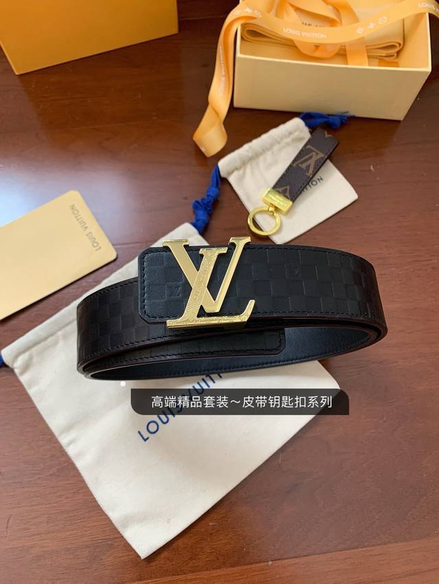 高品质原单精品，Lv路易威登新款皮带老花钥匙扣套装系列，正版开模，搭配纳米电镀纯钢扣，宽度4.0Cm，配正版包装，高端品质进口原厂皮料，高清实拍大图 ，保质保量